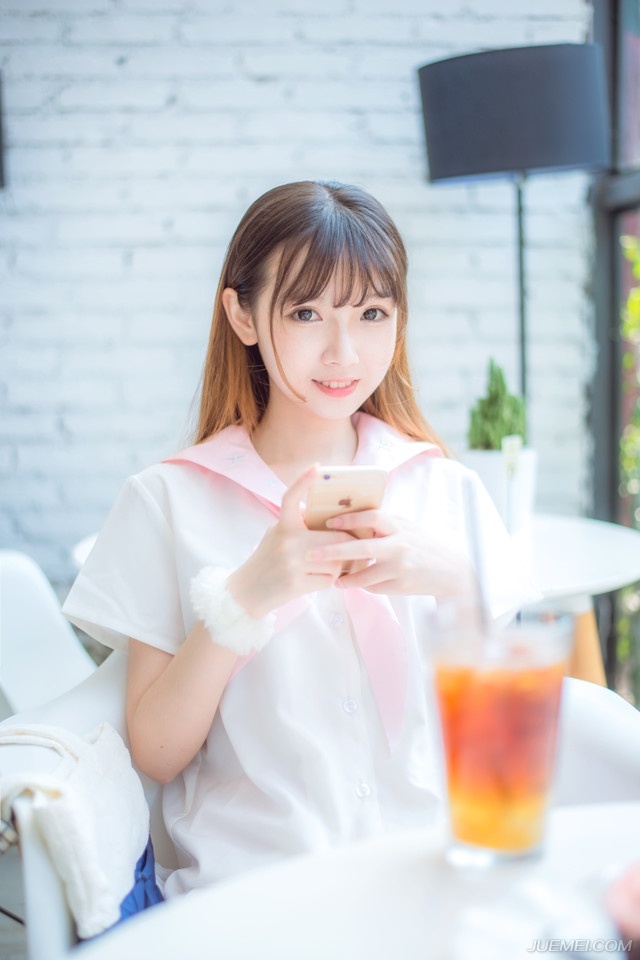 我们不走性感路线，我们走果敢路线。——韩寒《光荣日》